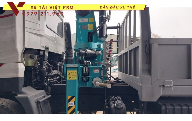 Dongfeng 3 chân gắn cẩu Hyundai 8 tấn