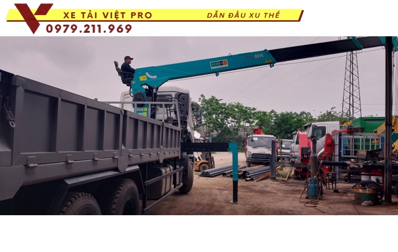 Dongfeng 3 chân gắn cẩu Hyundai 8 tấn