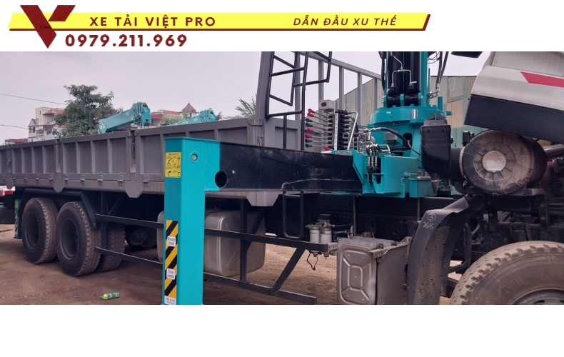 Dongfeng 3 chân gắn cẩu Hyundai 8 tấn