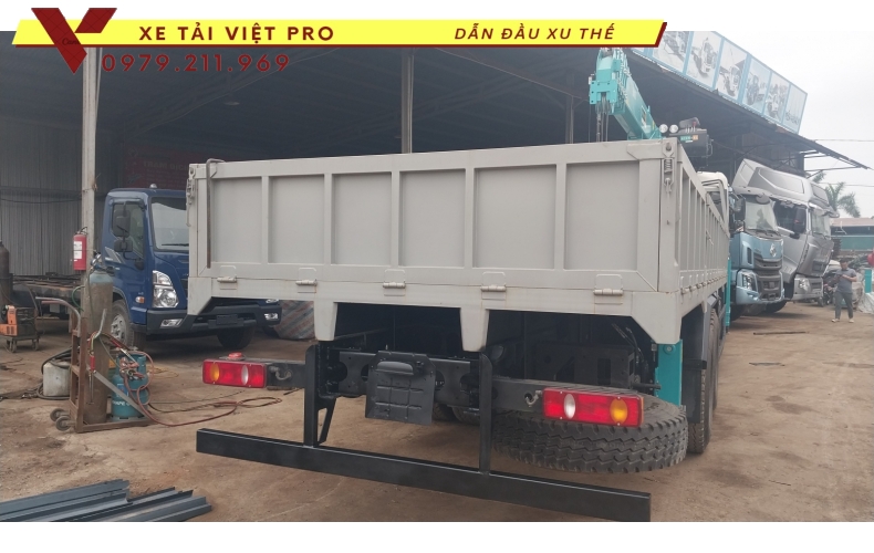 Dongfeng 3 chân gắn cẩu Hyundai 8 tấn