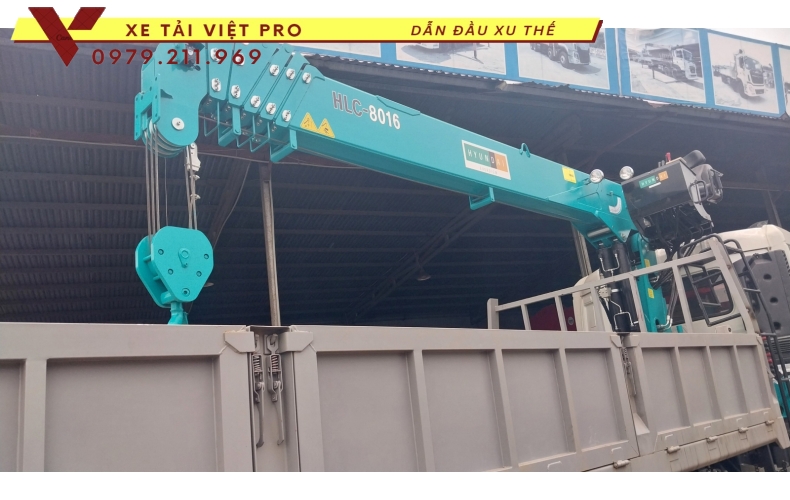 Dongfeng 3 chân gắn cẩu Hyundai 8 tấn