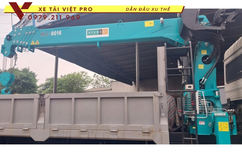 Dongfeng 3 chân gắn cẩu Hyundai 8 tấn
