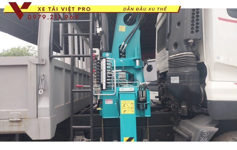 Dongfeng 3 chân gắn cẩu Hyundai 8 tấn