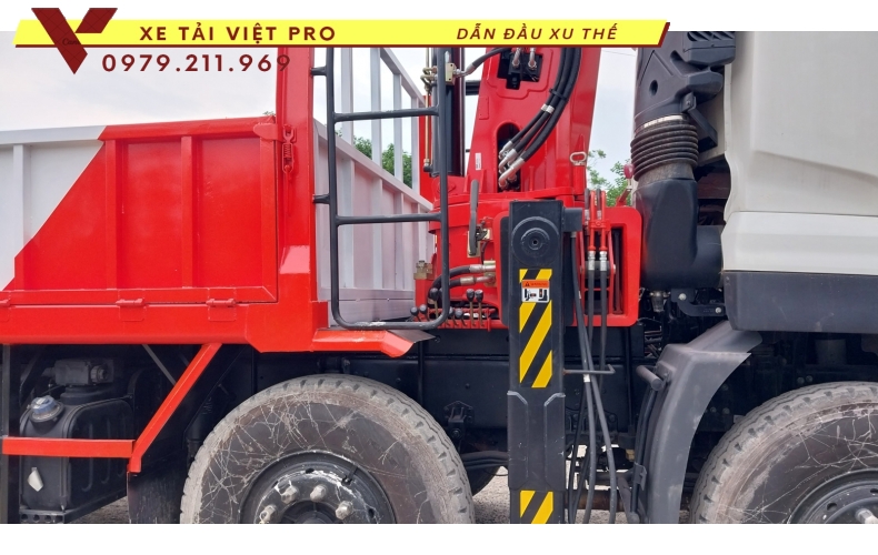 Xe tải DONGFENG 4 chân gắn cẩu KANGLIM 12 tấn