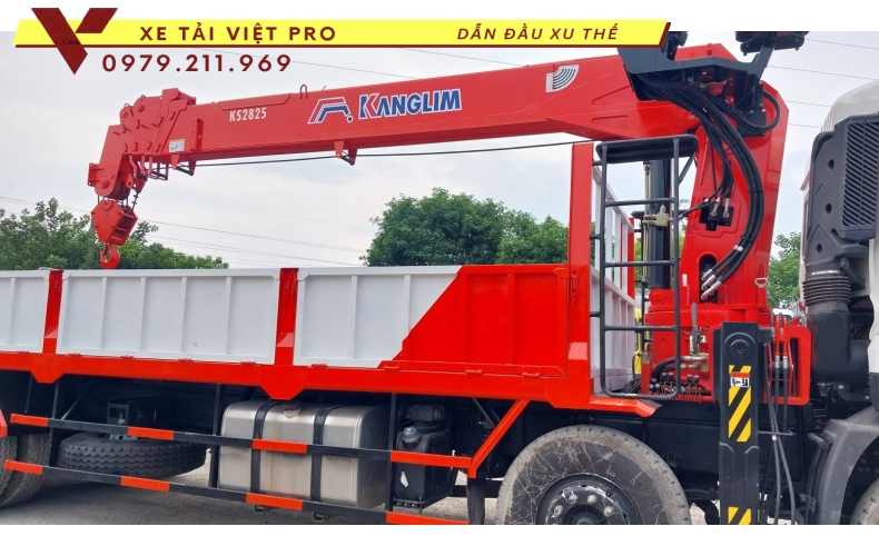 Xe tải DONGFENG 4 chân gắn cẩu KANGLIM 12 tấn