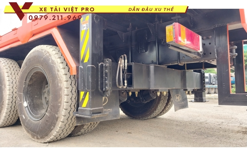 Xe tải DONGFENG 4 chân gắn cẩu KANGLIM 12 tấn