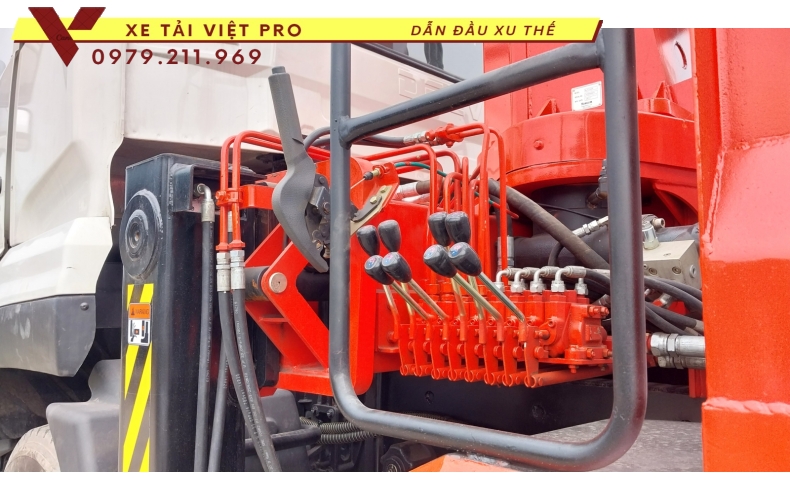 Xe tải DONGFENG 4 chân gắn cẩu KANGLIM 12 tấn