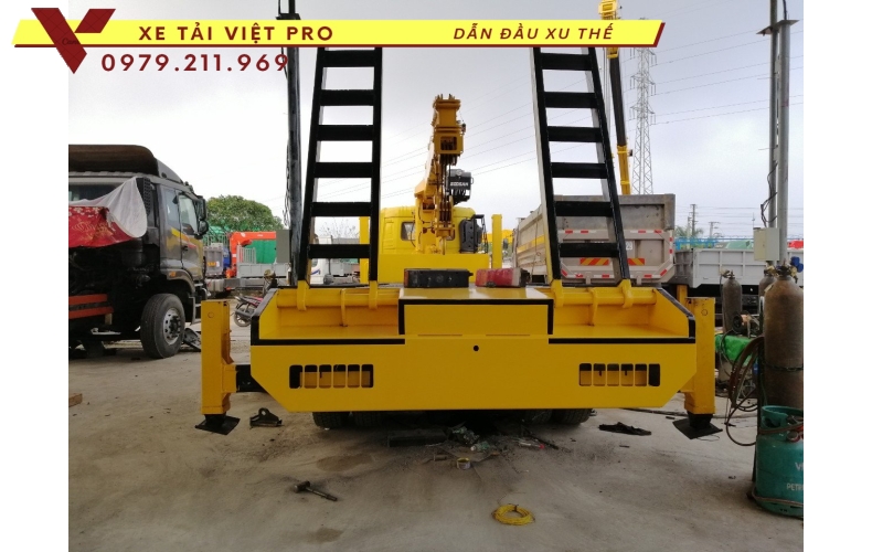 Xe tải Dongfeng 4 chân gắn cẩu Soosan 12 tấn