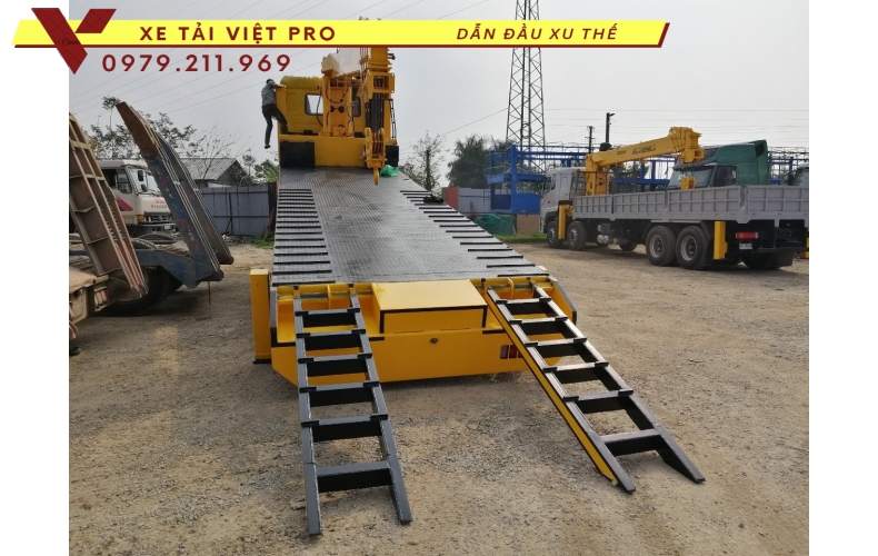 Xe tải Dongfeng 4 chân gắn cẩu Soosan 12 tấn