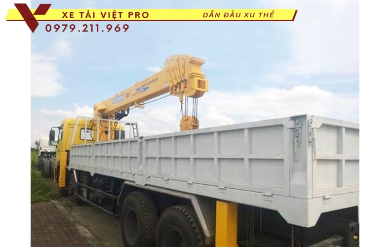 Xe Dongfeng 4 chân gắn cẩu Soosan 10 tấn