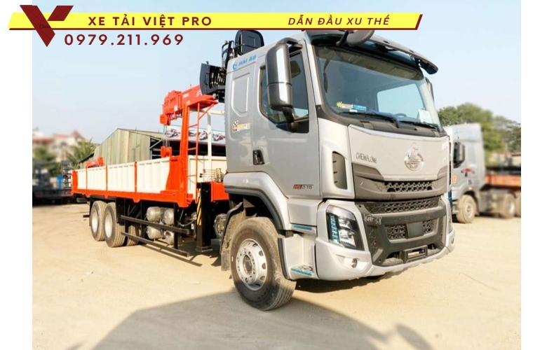 Xe Chenglong 3 chân gắn cẩu Kanglim 5 tấn