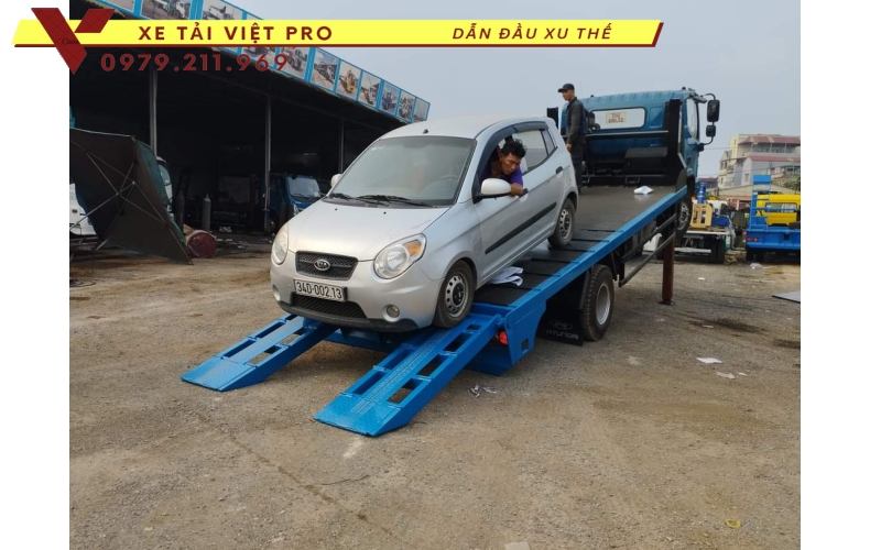 Xe tải Thaco FI170 nâng đầu chở máy công trình có giá bao nhiêu?