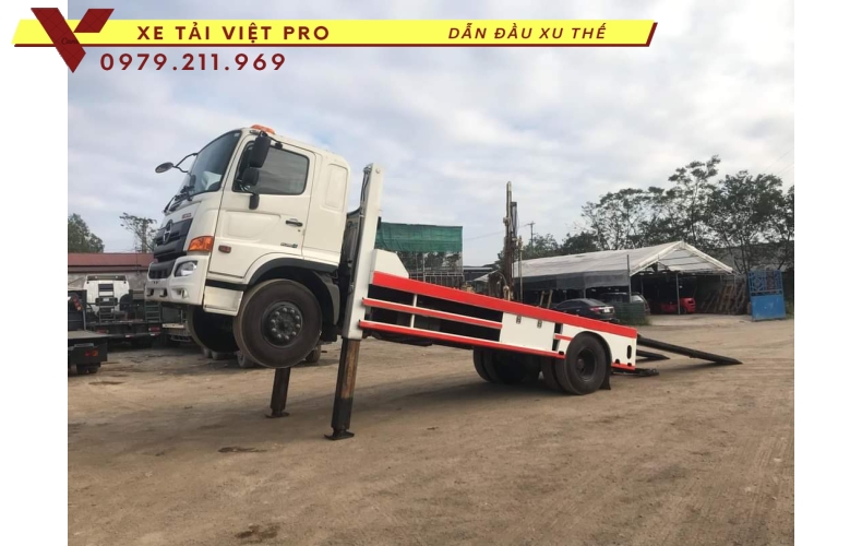 Xe Hino FC 2 chân nâng đầu có giá bao nhiêu?