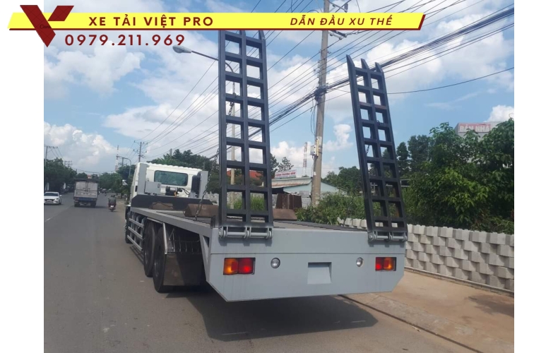 Xe Hino FC 2 chân nâng đầu có giá bao nhiêu?