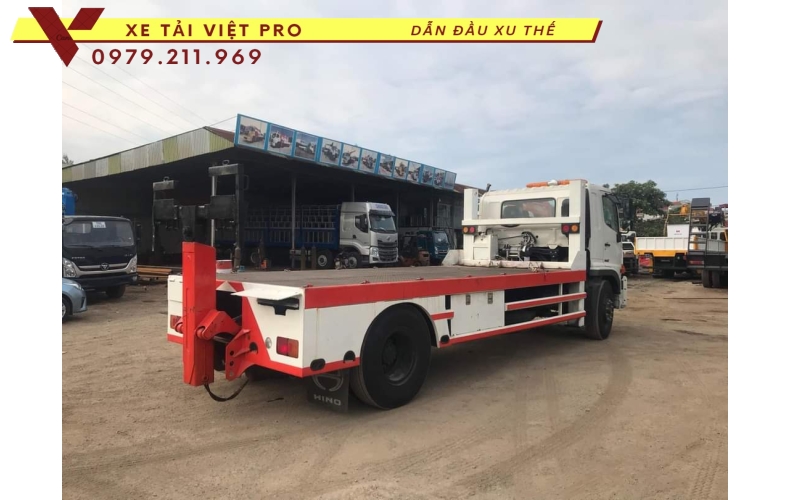Xe Hino FC 2 chân nâng đầu có giá bao nhiêu?