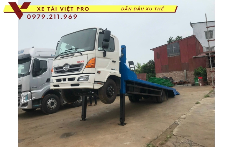Xe Hino FC 2 chân nâng đầu có giá bao nhiêu?