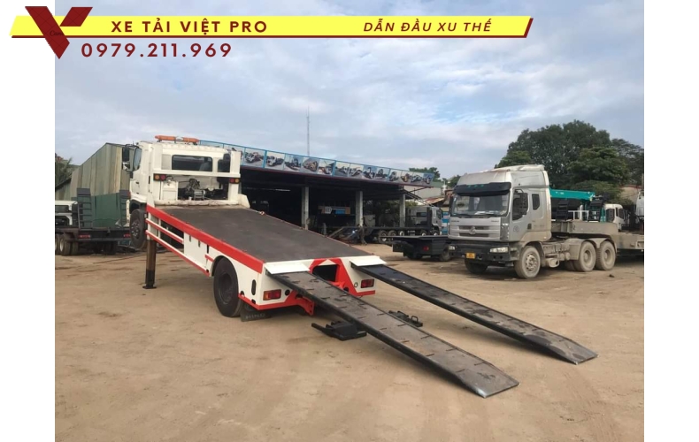 Xe Hino FC 2 chân nâng đầu có giá bao nhiêu?