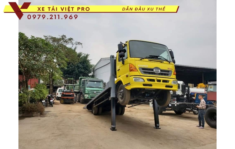 Xe Hino FC 2 chân nâng đầu có giá bao nhiêu?
