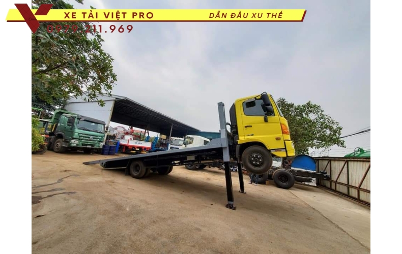 Xe Hino FC 2 chân nâng đầu có giá bao nhiêu?