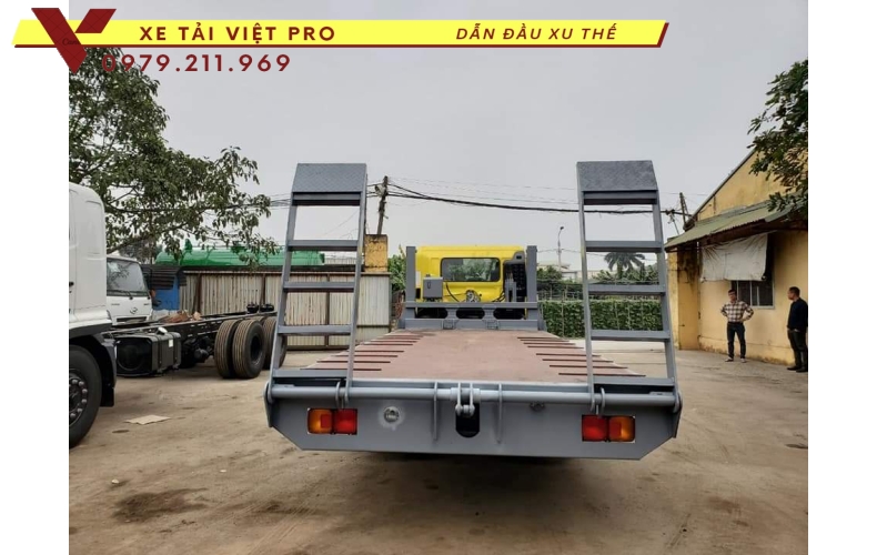 Xe Hino FC 2 chân nâng đầu có giá bao nhiêu?