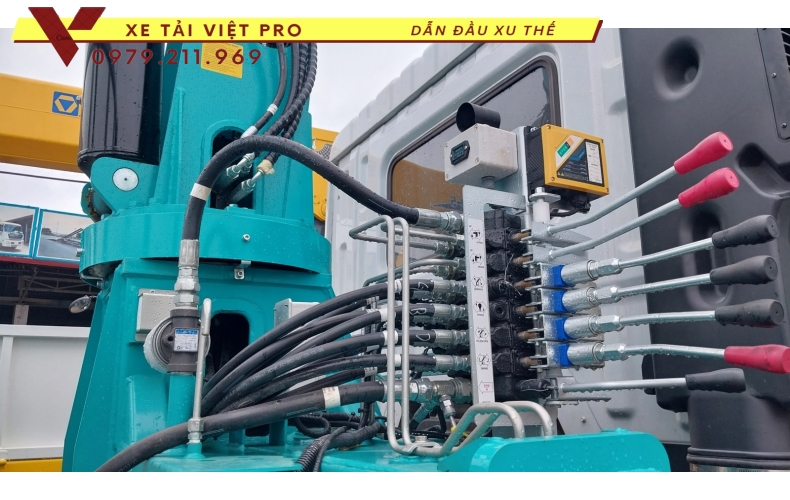 Xe Hino FG gắn cẩu 5 tấn 4 đốt