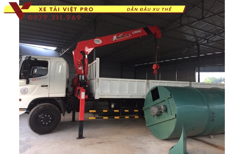 Xe tải Hino FL gắn cẩu Unic 3 tấn giá bao nhiêu?