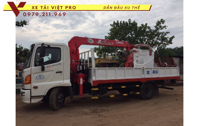Xe tải Hino FL gắn cẩu Unic 3 tấn giá bao nhiêu?
