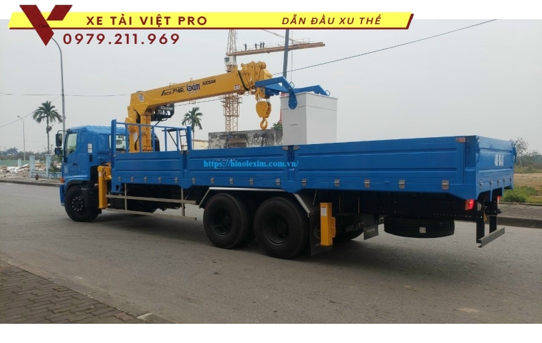 Hino FM gắn cẩu Soosan 8 tấn (có giỏ nâng)