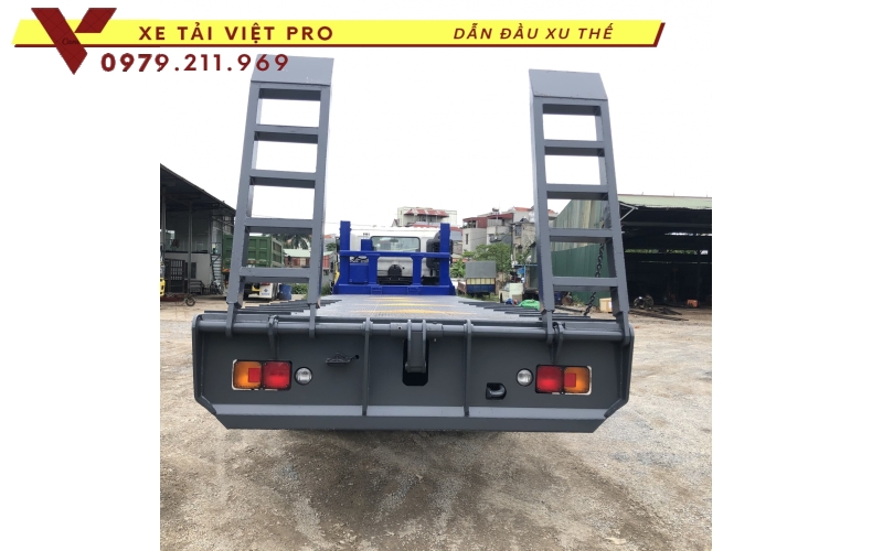 Xe hino FM 3 chân nâng đầu chở máy công trình giá bao nhiêu?
