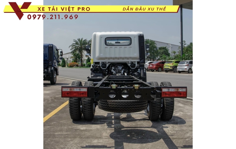 Xe hino FM 3 chân nâng đầu chở máy công trình giá bao nhiêu?