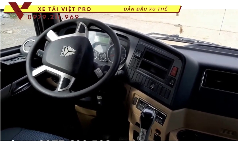 Xe tải Howo VX350 nâng đầu chở máy công trình giá bao nhiêu?