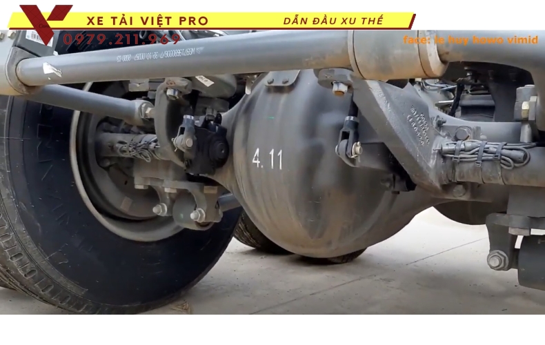 Xe tải Howo VX350 nâng đầu chở máy công trình giá bao nhiêu?