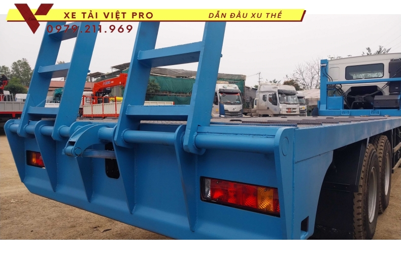 Howo 4 chân nâng đầu chở máy công trình