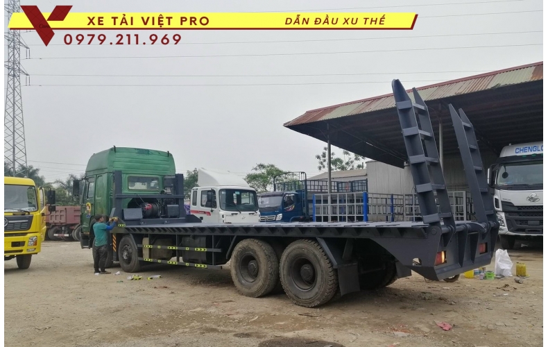 Có nên lựa chọn xe Howo 4 chân nâng đầu chở máy công trình không?