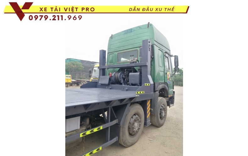 Có nên lựa chọn xe Howo 4 chân nâng đầu chở máy công trình không?