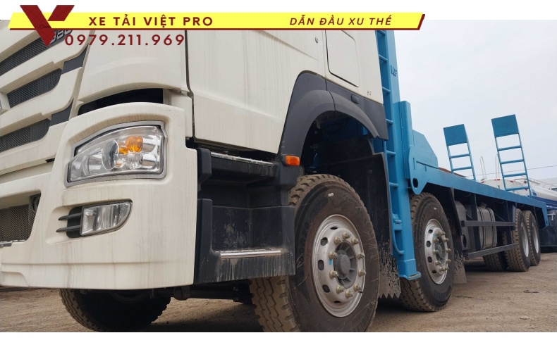 Howo 4 chân nâng đầu chở máy công trình