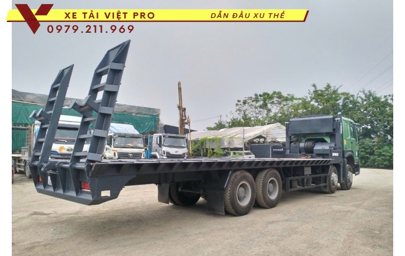 Có nên lựa chọn xe Howo 4 chân nâng đầu chở máy công trình không?