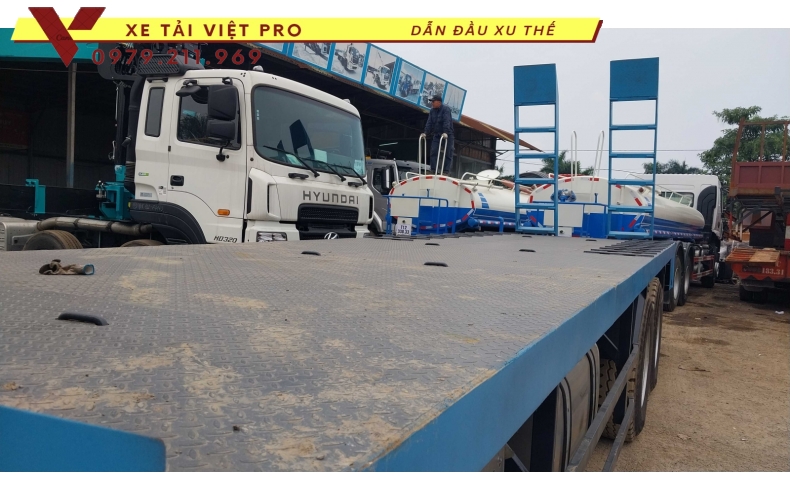 Howo 4 chân nâng đầu chở máy công trình