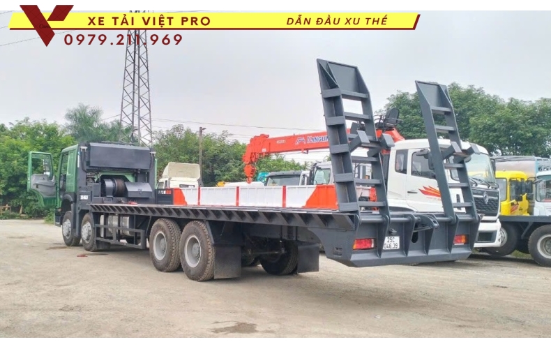 Howo 4 chân nâng đầu chở máy công trình