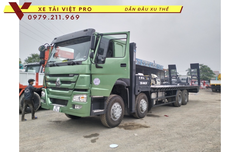 Có nên lựa chọn xe Howo 4 chân nâng đầu chở máy công trình không?