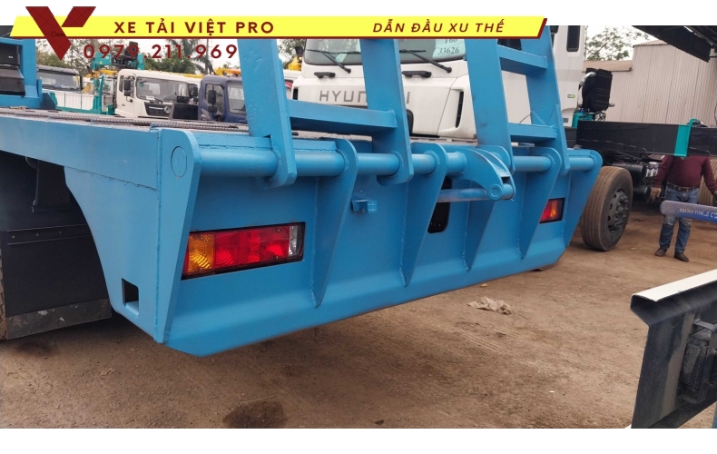 Howo 4 chân nâng đầu chở máy công trình