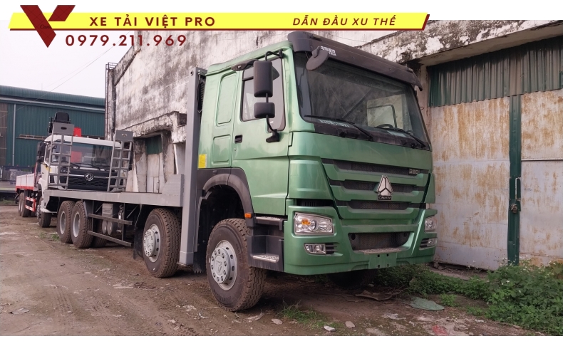 Howo 4 chân nâng đầu chở máy công trình