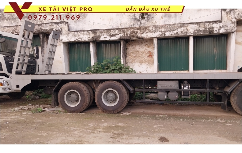 Howo 4 chân nâng đầu chở máy công trình