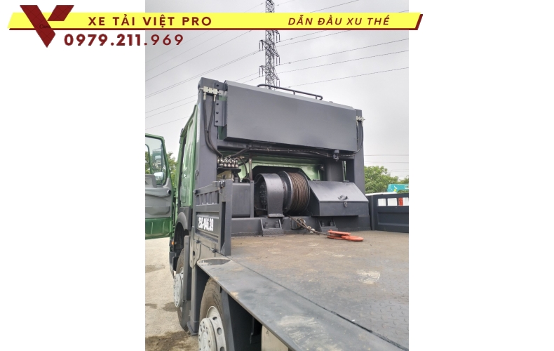 Howo 4 chân nâng đầu chở máy công trình
