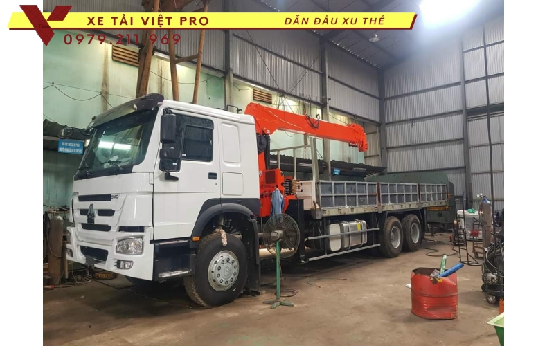 Xe tải Howo  4 chân gắn cẩu Kanglim 12 tấn