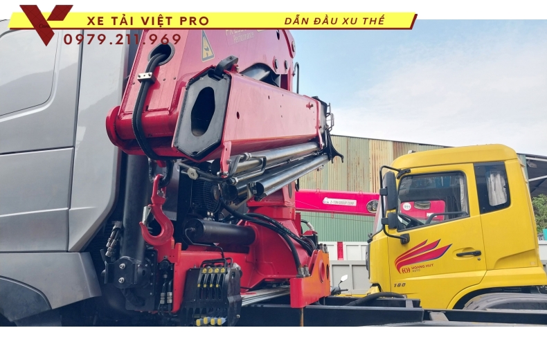 Xe đầu kéo Howo gắn cẩu Robot Palfinger 10 tấn