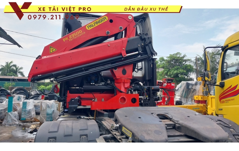 Xe đầu kéo Howo gắn cẩu Robot Palfinger 10 tấn