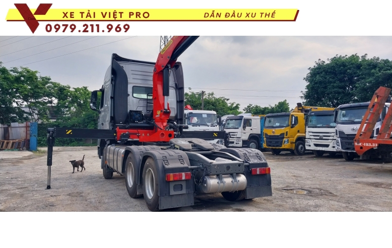 Xe đầu kéo Howo gắn cẩu Robot Palfinger 10 tấn