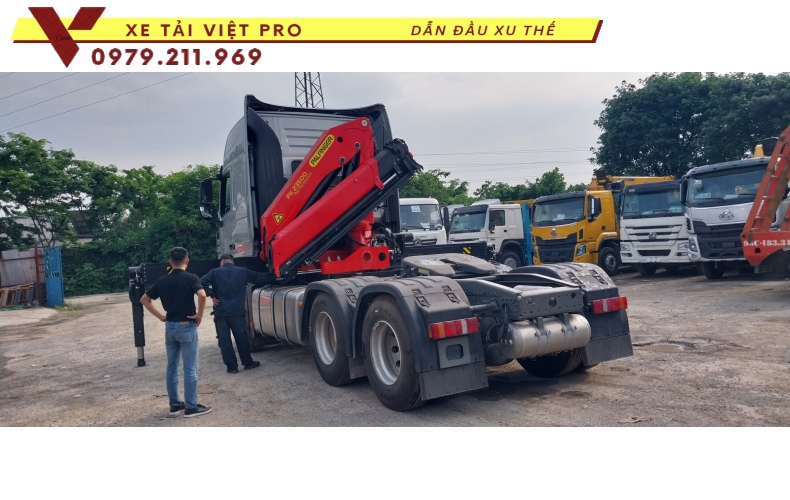 Xe đầu kéo Howo gắn cẩu Robot Palfinger 10 tấn