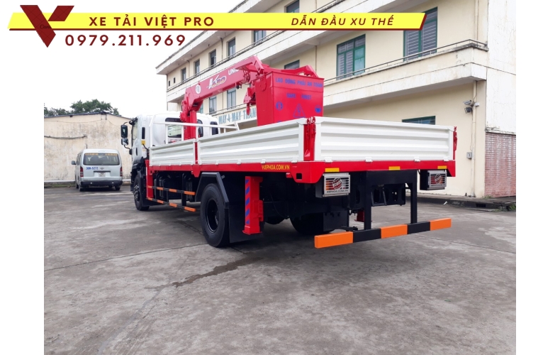 Xe tải 3 chân isuzu gắn cẩu Unic 8 tấn - Thông số và báo giá mới nhất năm 2024